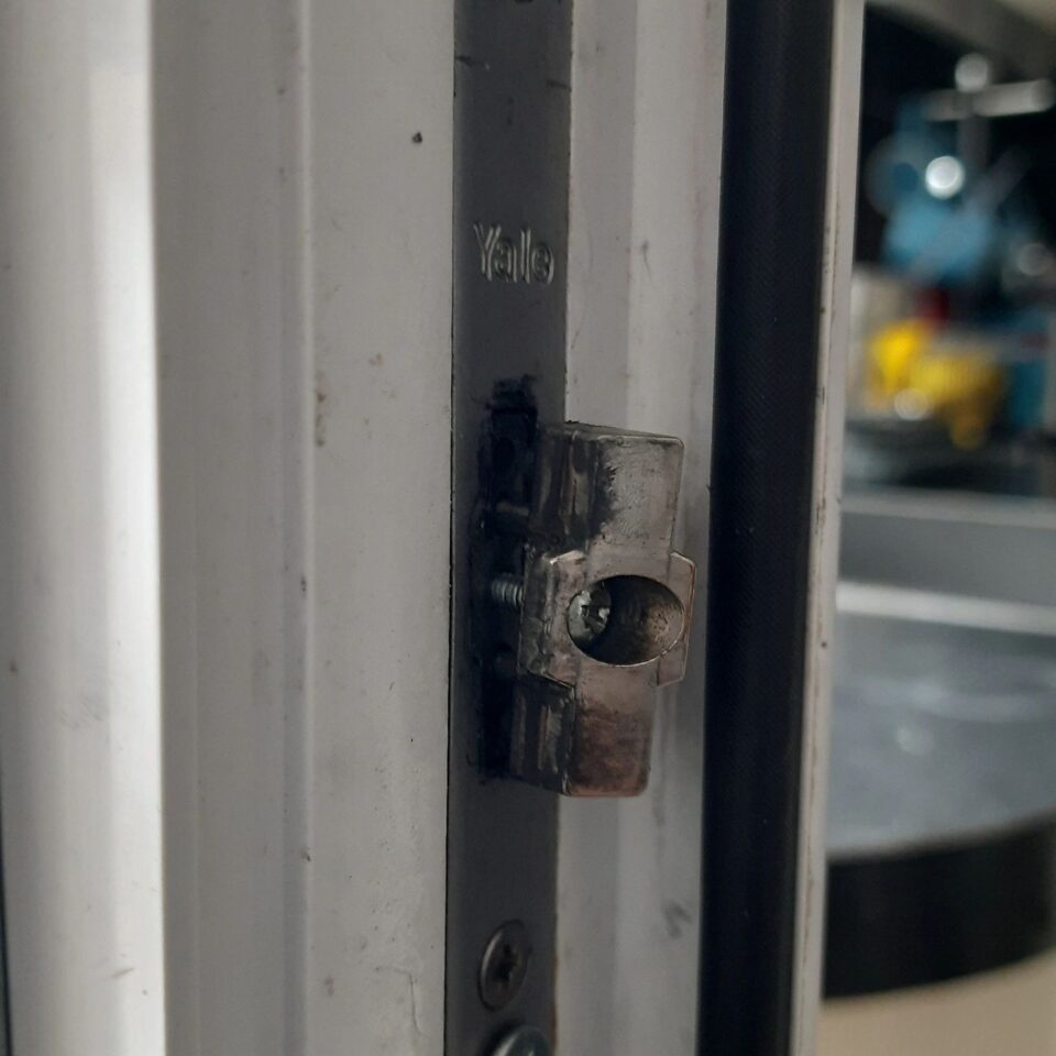 Multipoint lock service and hinge adjustment in Purley
